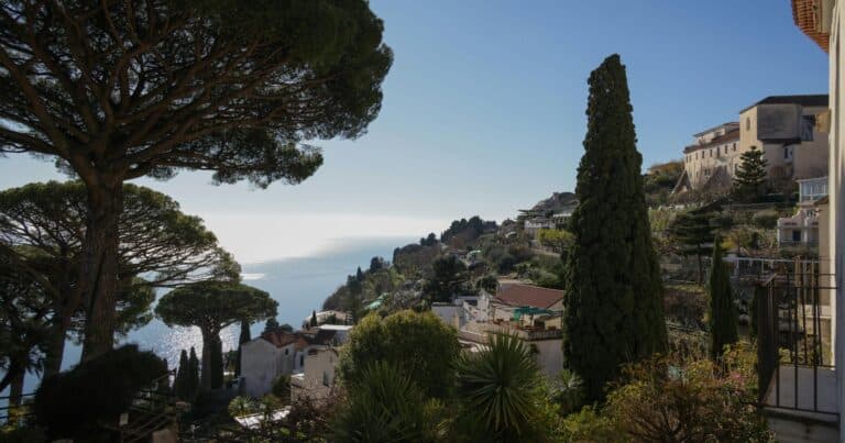 Haus kaufen in Italien – Wohnlage am Hang mit Meerblick und gewachsener Infrastruktur